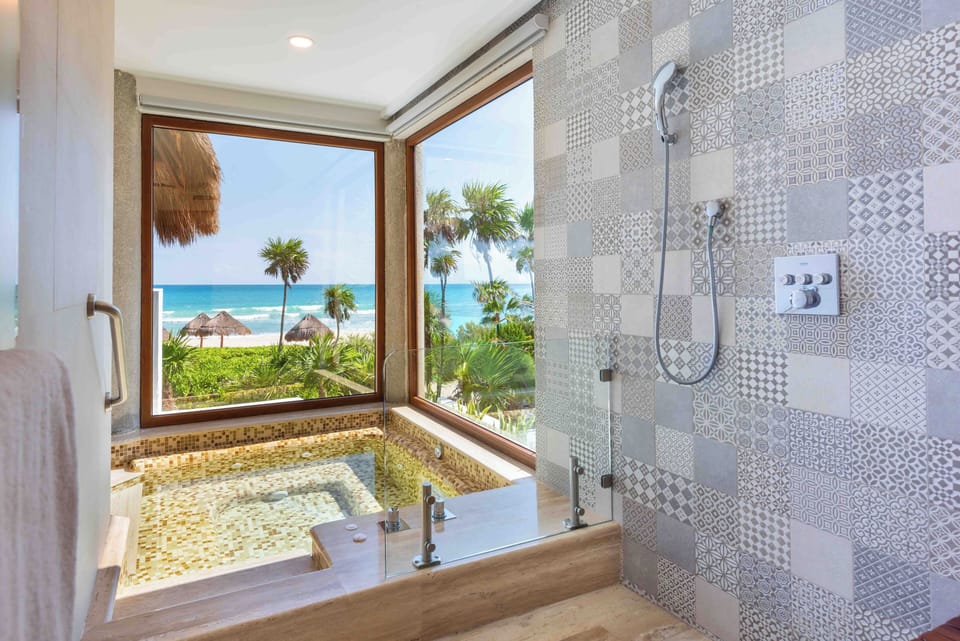 Emerald Junior Suite | Bathroom | Separate tub and shower, jetted tub, hydromassage showerhead