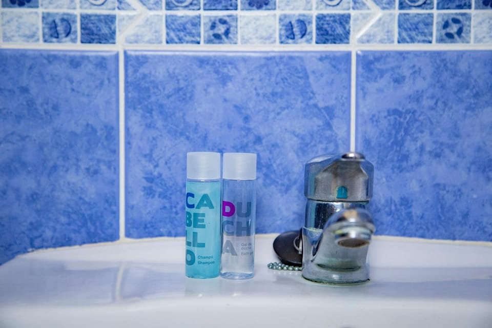 Shower, free toiletries, towels
