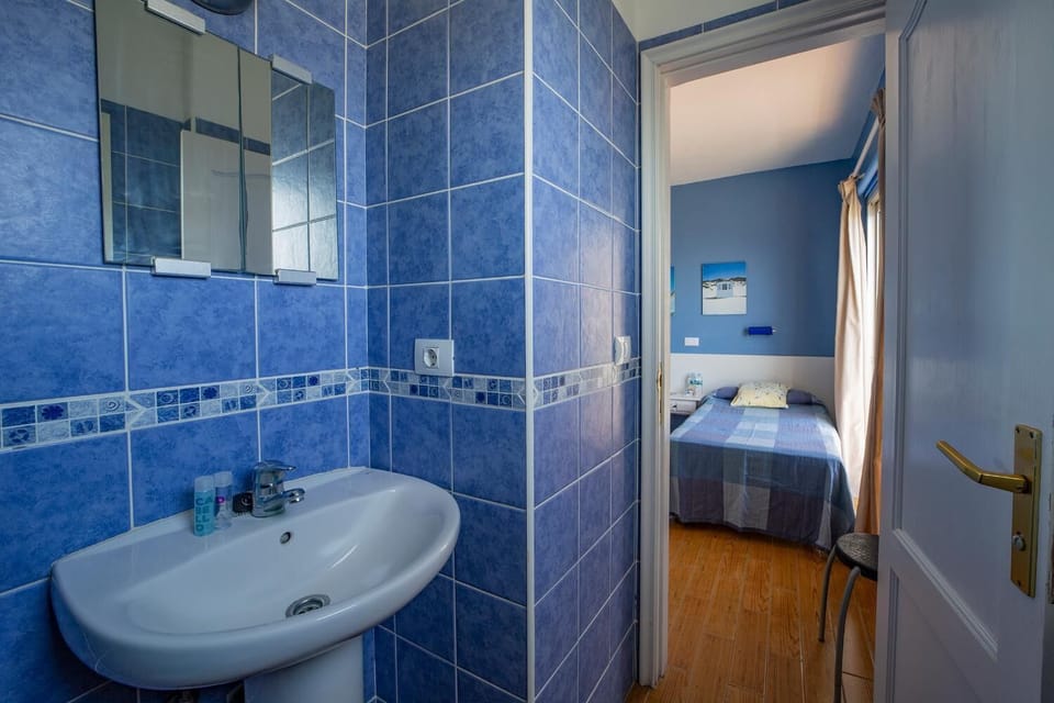 Shower, free toiletries, towels