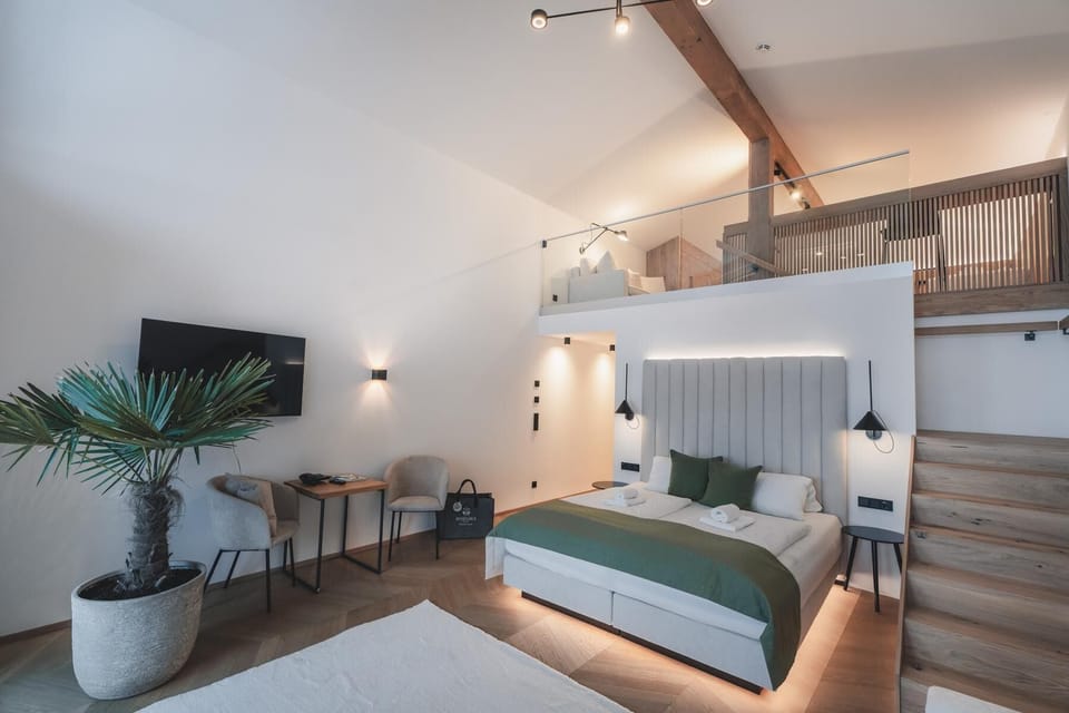 Suite (Garten-Zeit) | Hypo-allergenic bedding, in-room safe, desk, laptop workspace