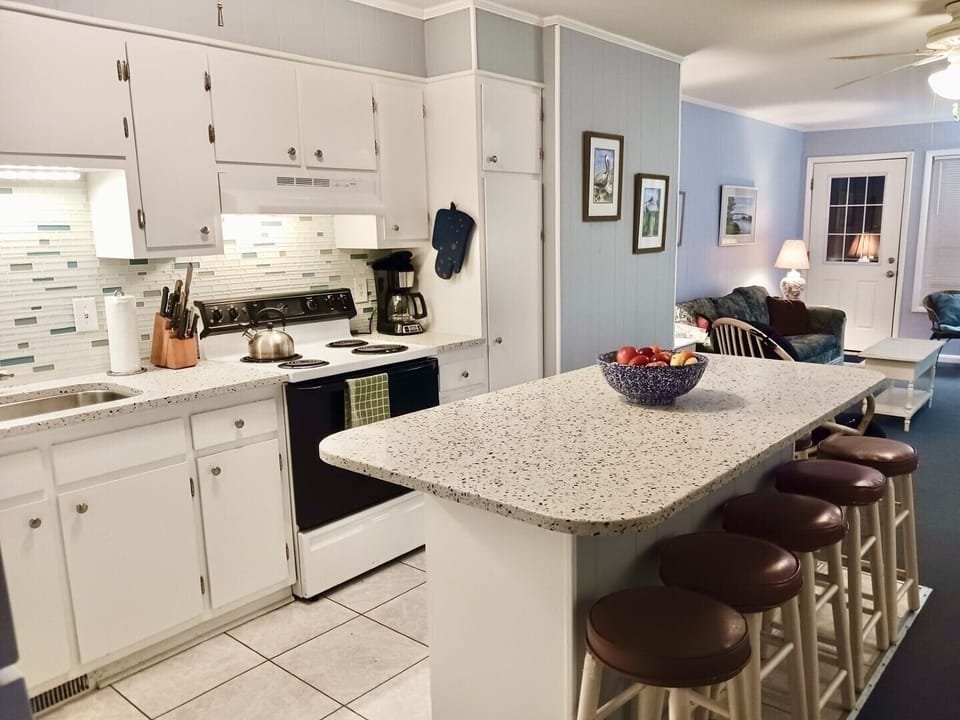 House, 3 Bedrooms | Private kitchen | Coffee/tea maker, full-size fridge, microwave, oven