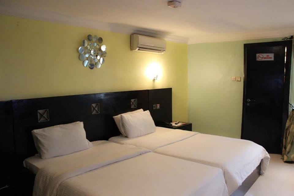 Executive Double Room | Desk, laptop workspace, bed sheets