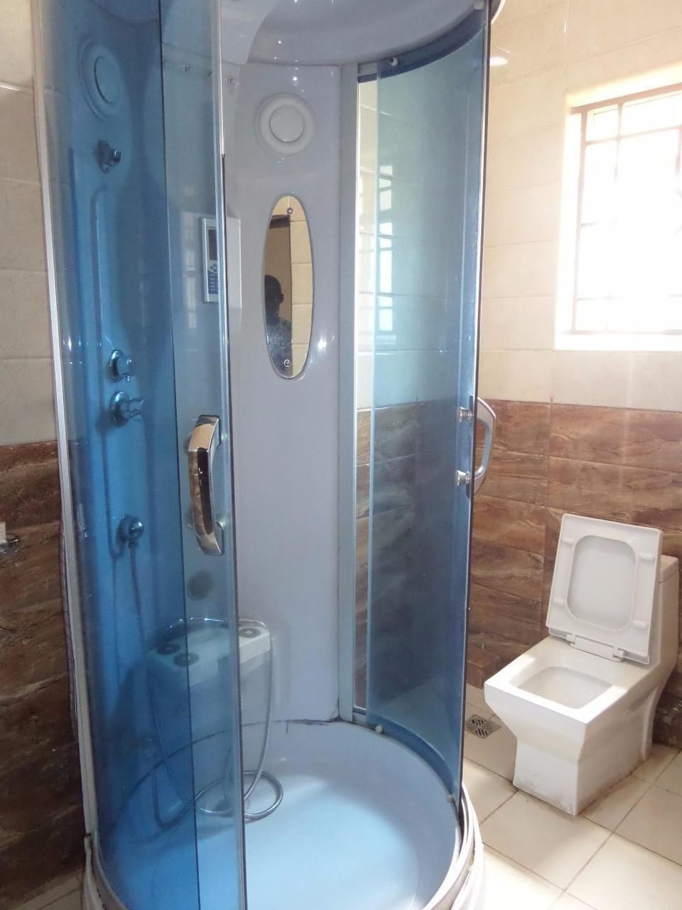 Shower, free toiletries, towels