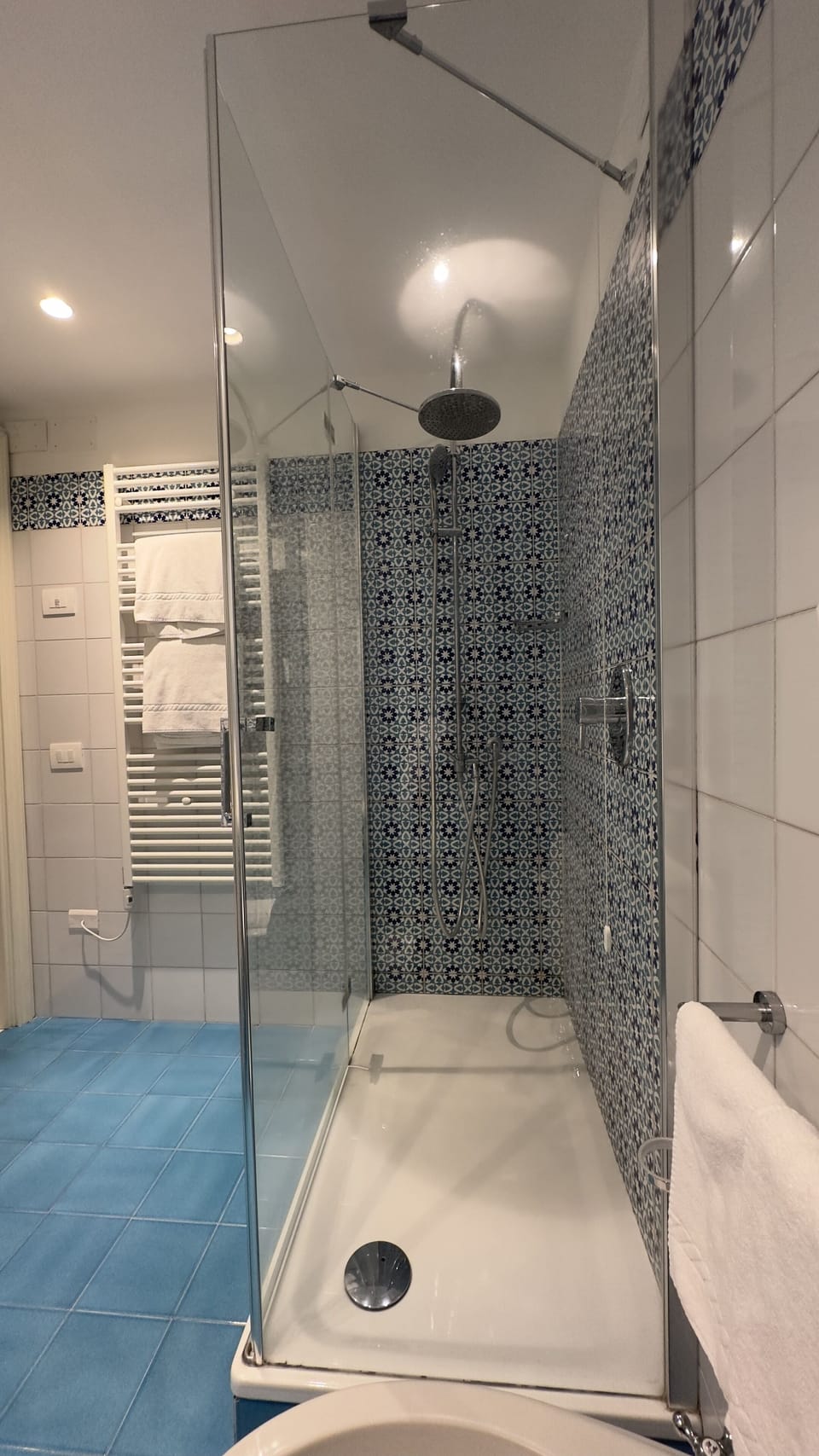 Bathtub, free toiletries, hair dryer, bidet