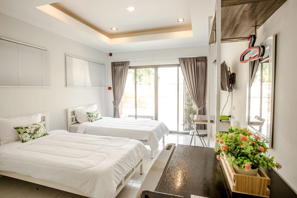 Twin Room | Desk, blackout drapes, free WiFi