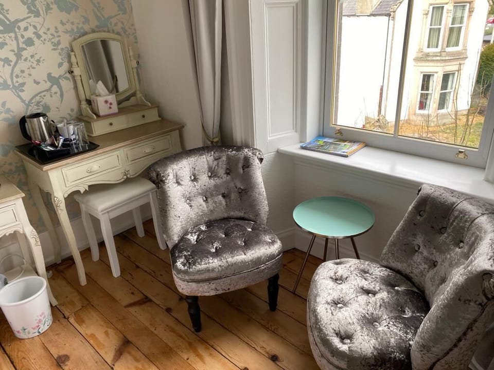 Double or Twin Room, Ensuite | Living area | TV