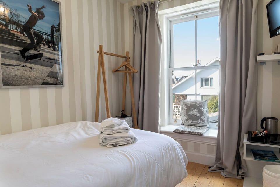 Single Room, Private Bathroom | Individually decorated, individually furnished, blackout drapes
