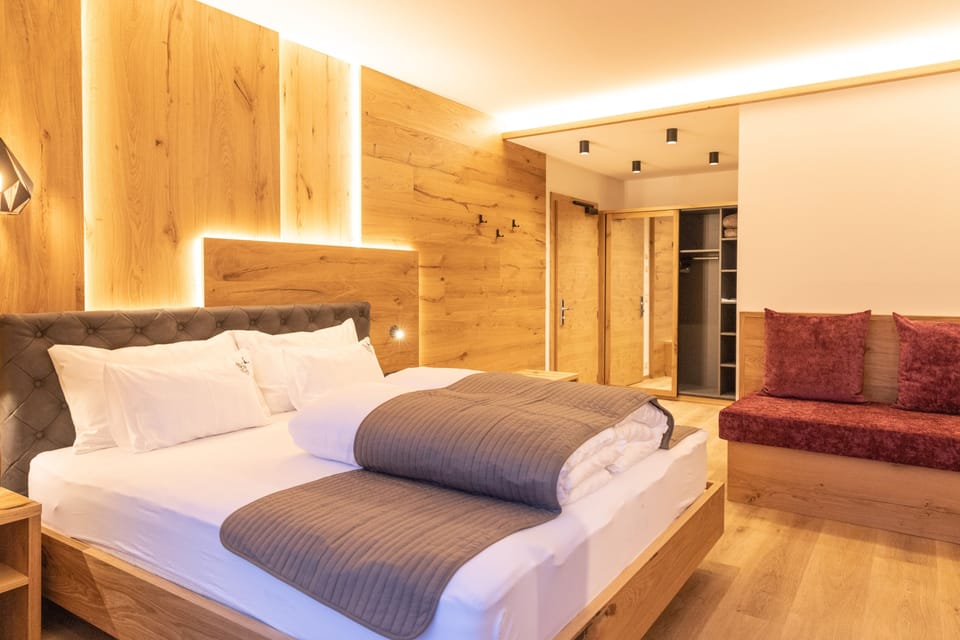 Walzl Suite | Hypo-allergenic bedding, in-room safe, individually decorated, desk