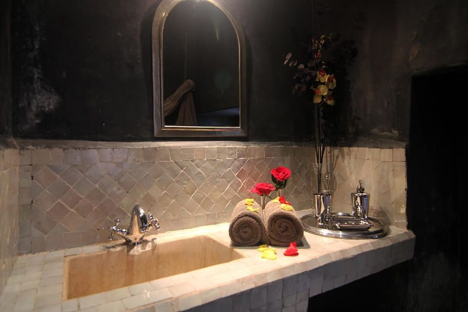 Superior Double Room | Bathroom | Shower, free toiletries, hair dryer, towels