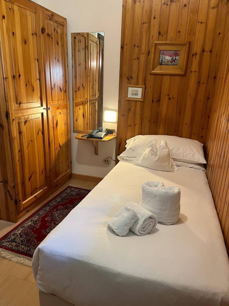 Basic Single Room | In-room safe, desk, soundproofing, WiFi (free)