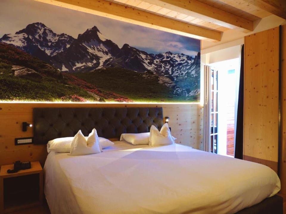 In-room safe, desk, soundproofing, free WiFi