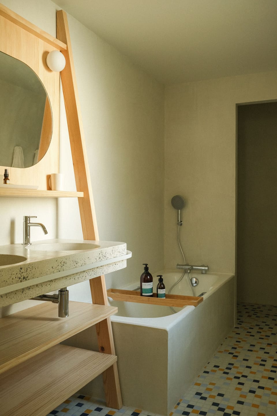 Suite | Bathroom | Free toiletries, hair dryer, bathrobes, towels