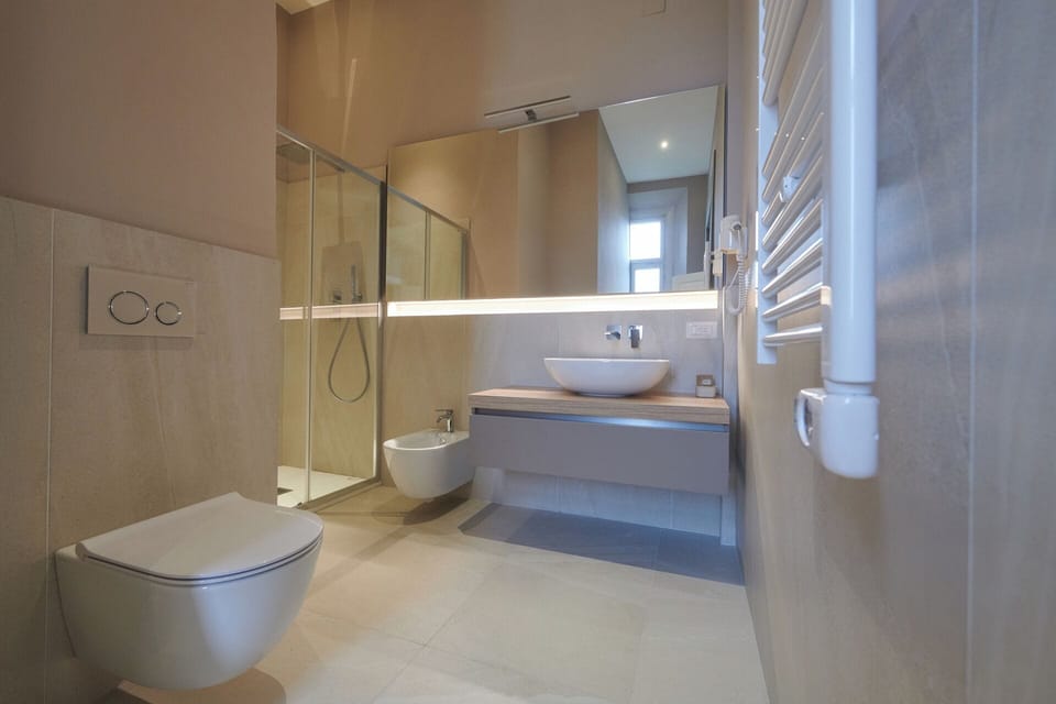 Shower, bidet, towels