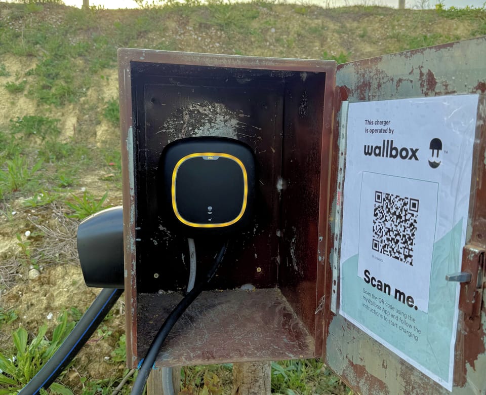 Electric vehicle charging station