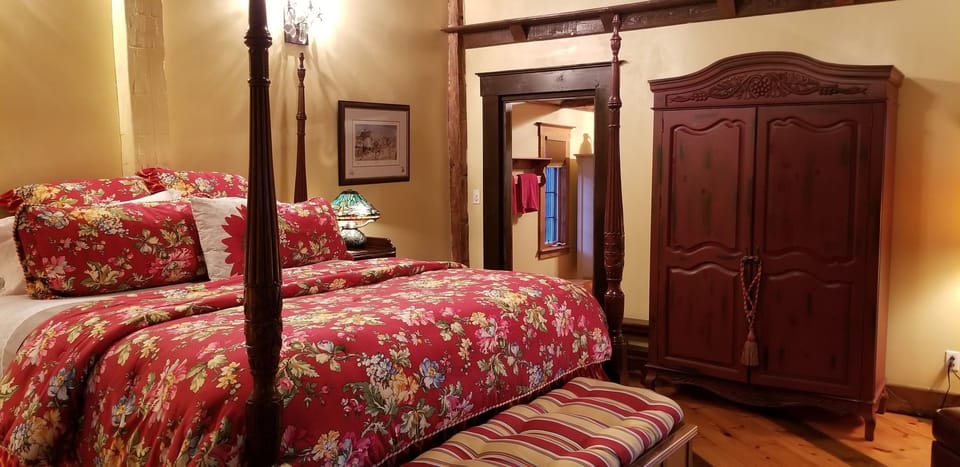 Christina's Cottage, 1 King Bed, Private Bathroom, Hill View | Premium bedding, individually decorated, individually furnished