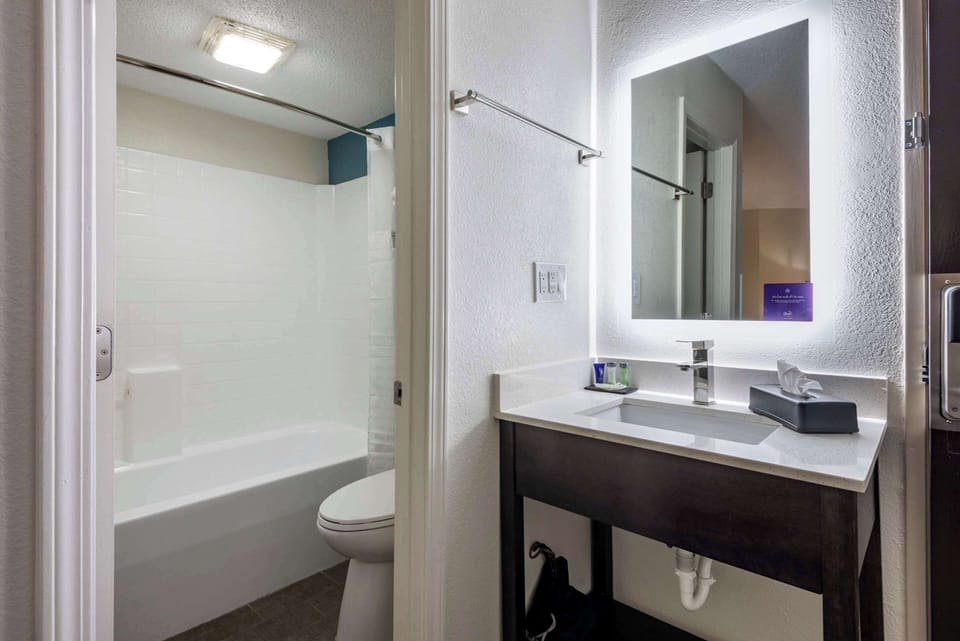 Standard Room, 2 Double Beds, Non Smoking | Desk, blackout drapes, free cribs/infant beds, free WiFi
