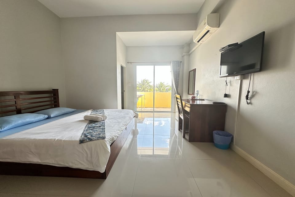 Standard Double Room | Desk, blackout drapes, WiFi (free), bed sheets