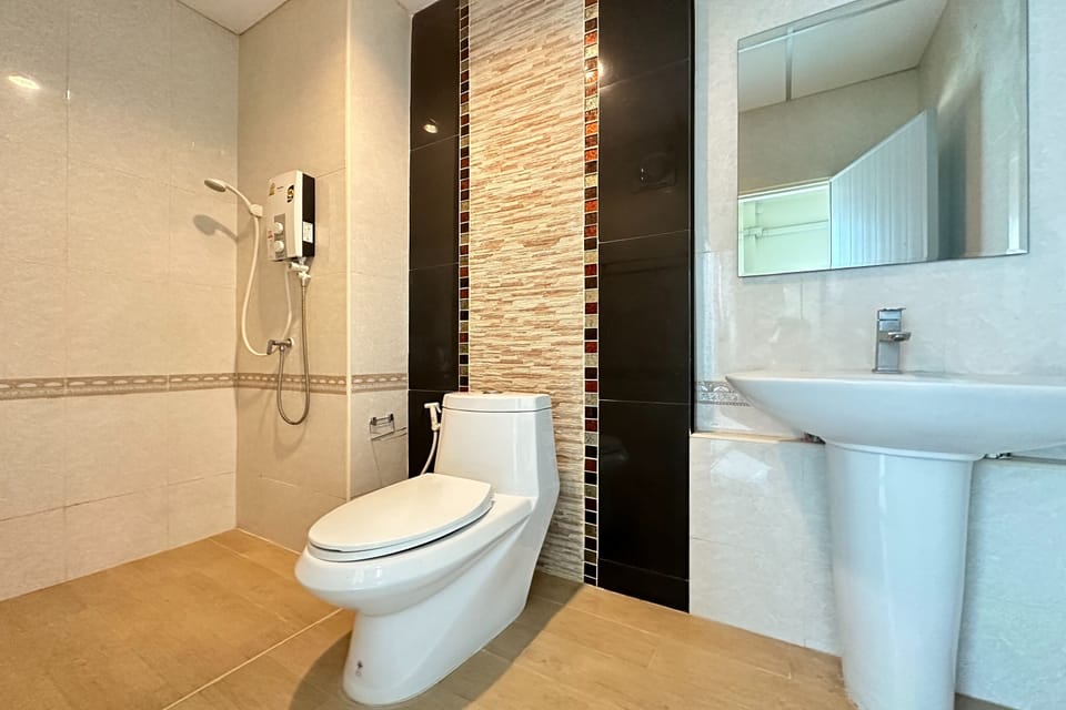 Standard Double Room | Bathroom | Shower, rainfall showerhead, free toiletries, towels