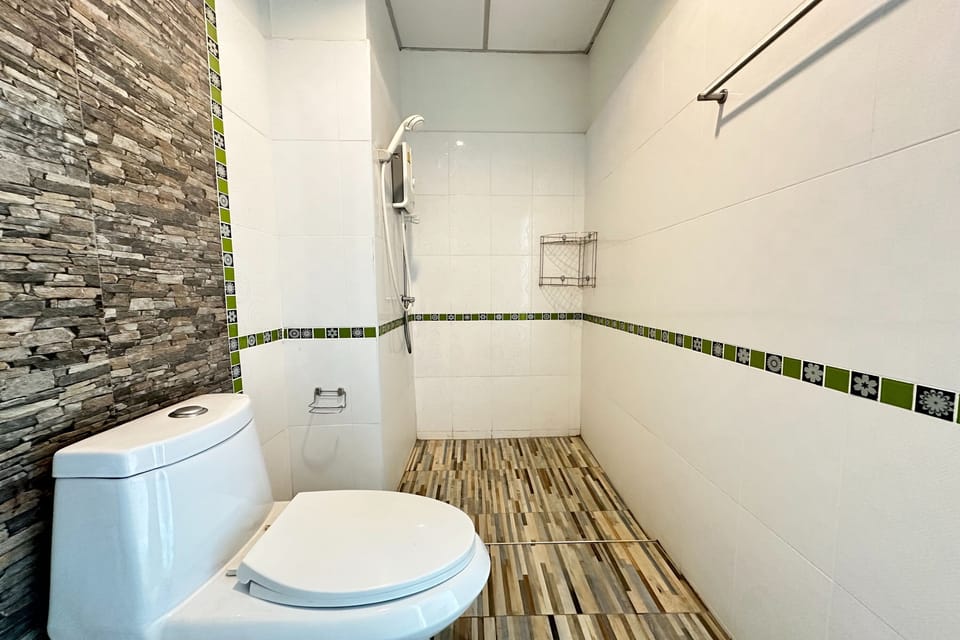 Standard Double Room | Bathroom | Shower, rainfall showerhead, free toiletries, towels