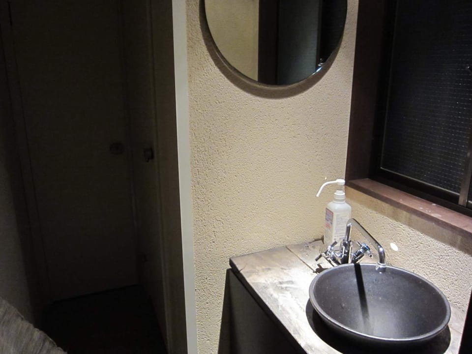 Separate tub and shower, deep soaking tub, free toiletries, hair dryer