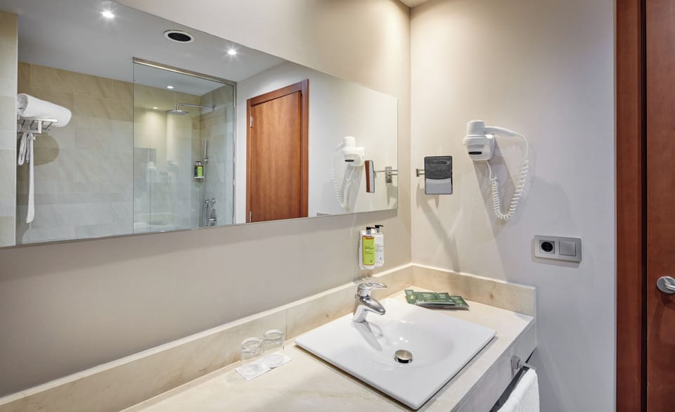 Minibar, in-room safe, soundproofing, free WiFi