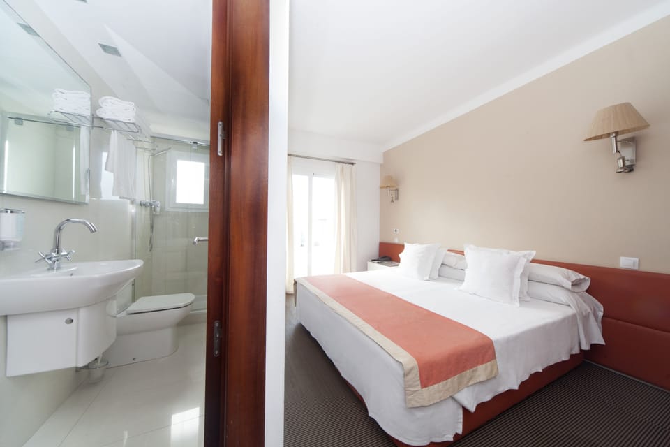 In-room safe, soundproofing, free WiFi, bed sheets