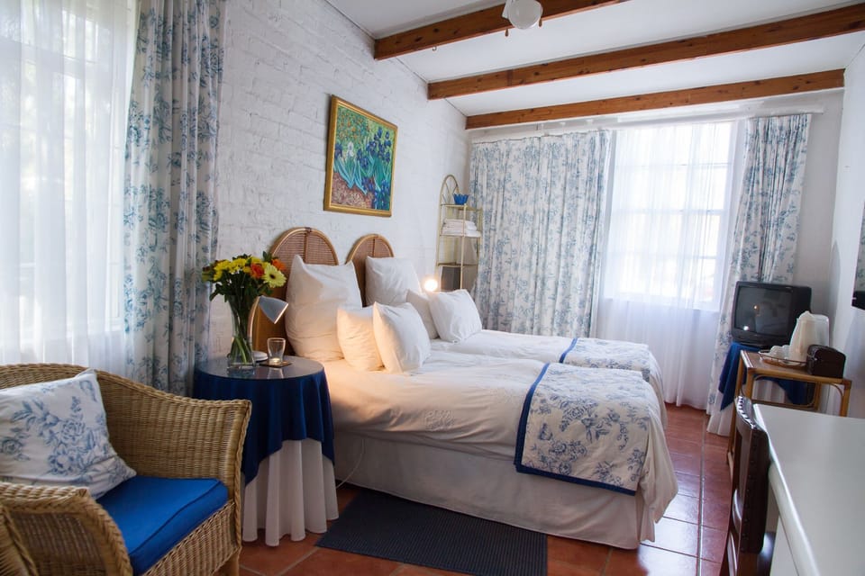 Standard Twin beds +1 Single bed | Egyptian cotton sheets, down comforters, in-room safe