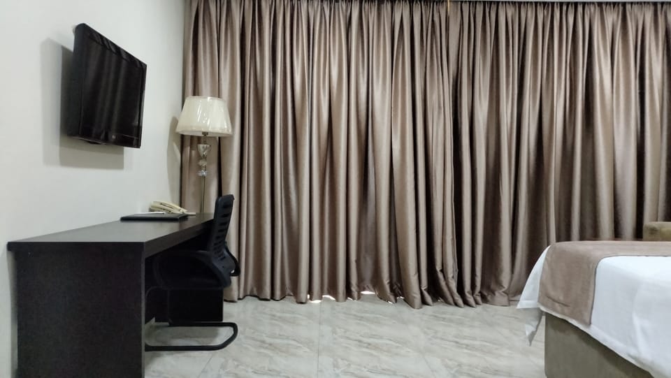 Executive Room | 1 bedroom, desk