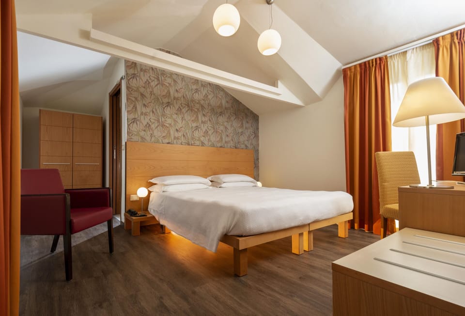 Deluxe Double or Twin Room | Minibar, in-room safe, desk, blackout drapes