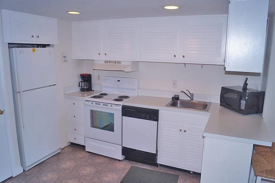 Condo, 1 Bedroom | Private kitchen | Fridge, microwave, dishwasher, coffee/tea maker