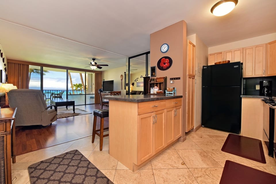 Condo, 1 Bedroom | Private kitchen | Coffee/tea maker, fridge, microwave, oven