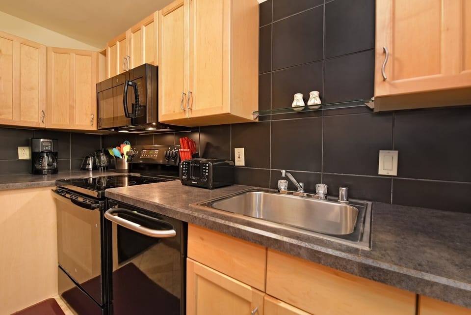 Condo, 1 Bedroom | Private kitchen | Coffee/tea maker, fridge, microwave, oven