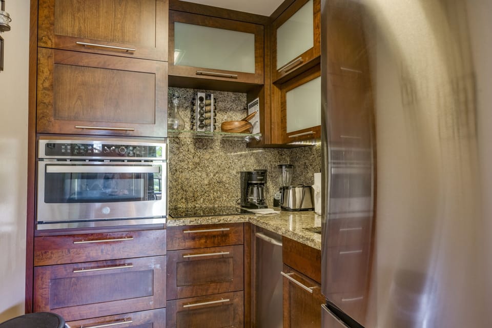Condo, 1 Bedroom | Private kitchen | Fridge, microwave, coffee/tea maker, toaster