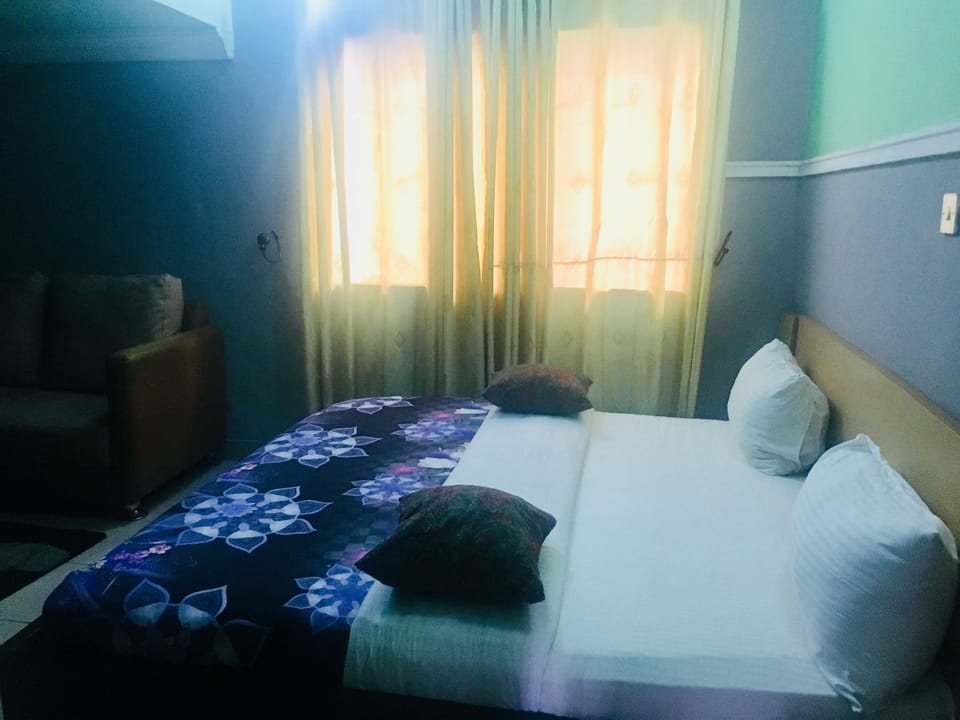 Silver Suite | Desk, laptop workspace, bed sheets