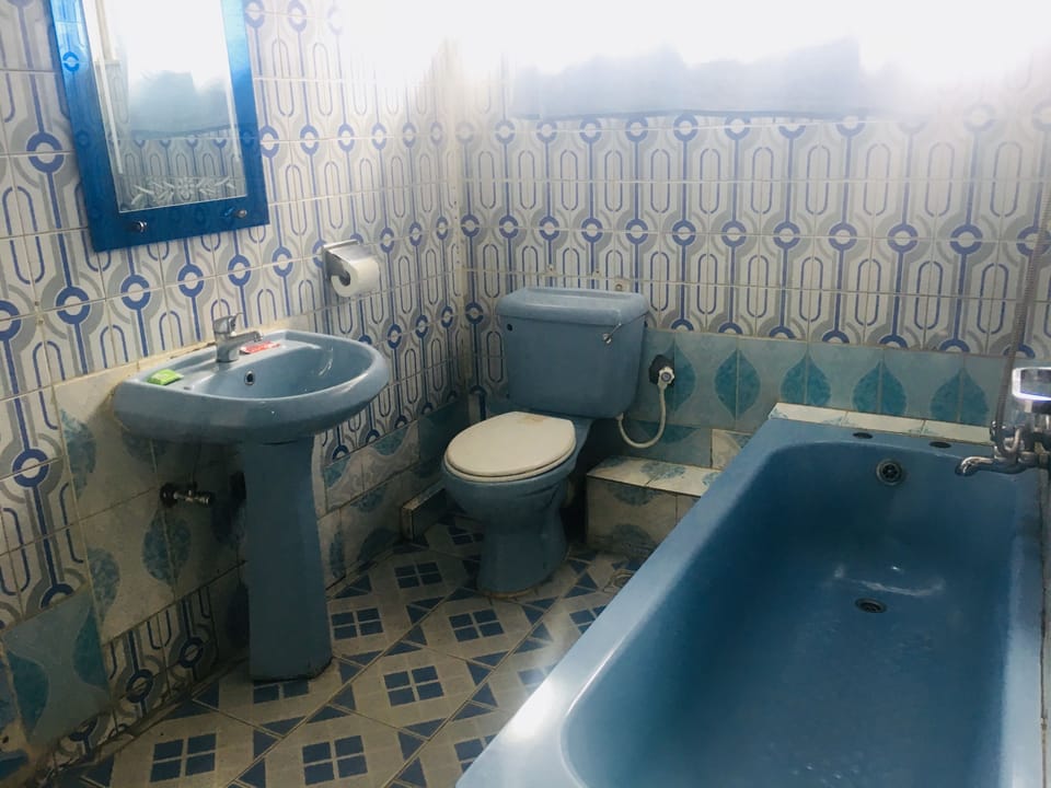 Silver Conference Room | Bathroom | Shower, rainfall showerhead, free toiletries, towels