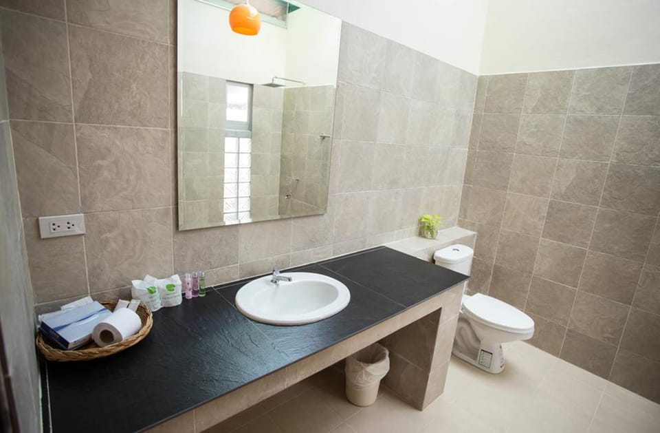 Shower, free toiletries, towels