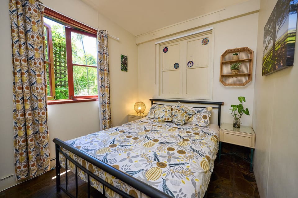 Budget Queen Room - Fan Only | WiFi, bed sheets