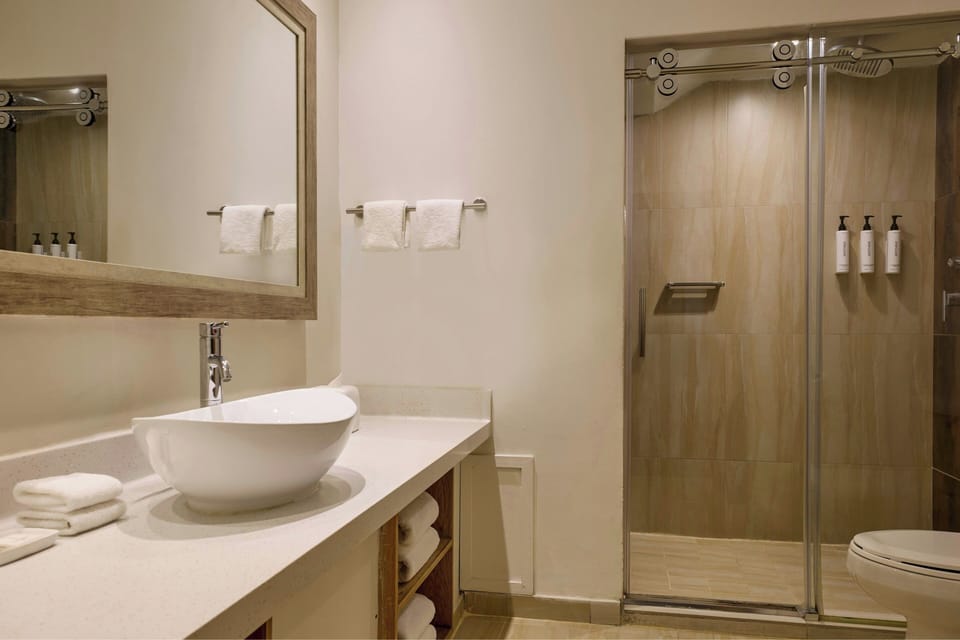 Ocean Front Split Room, Guest room | Bathroom | Shower, rainfall showerhead, free toiletries, hair dryer