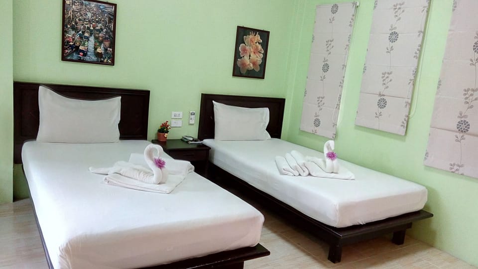 Standard Twin Room | Minibar, desk, WiFi (free)
