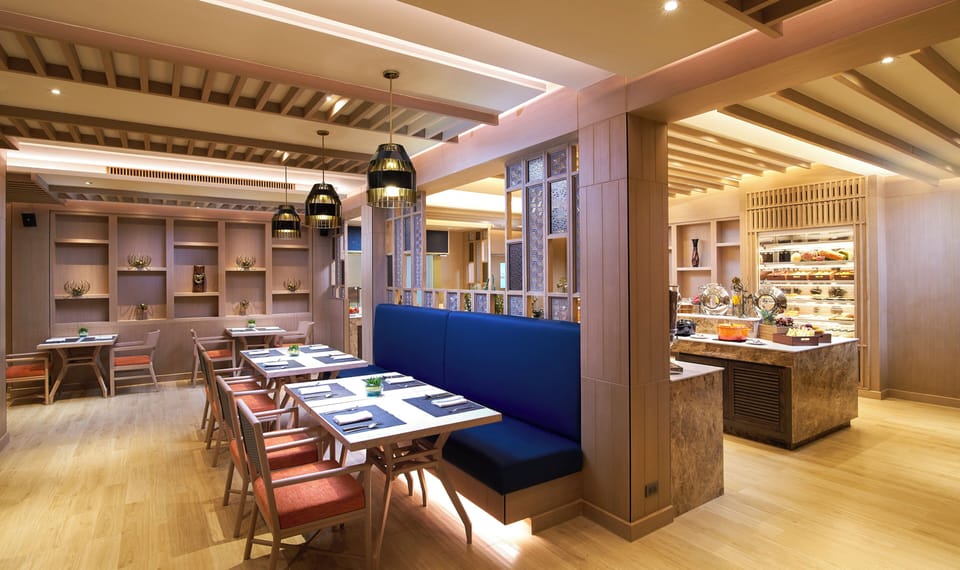 2 restaurants; breakfast, lunch, dinner, and brunch served