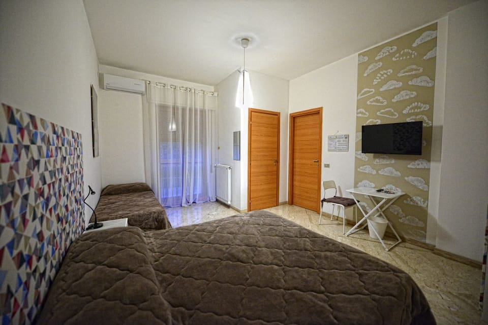 Double Room | In-room safe, desk, soundproofing, free WiFi