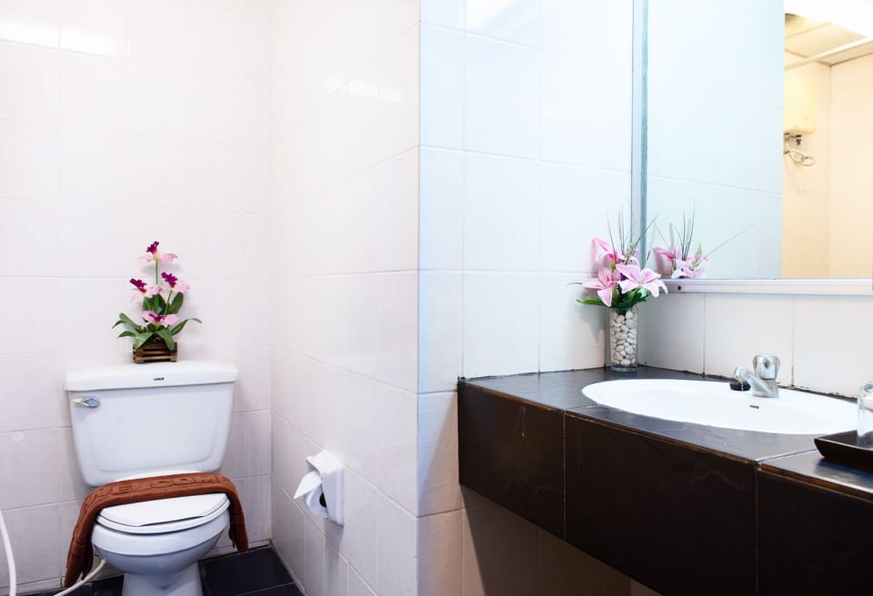 Standard Double Room | Bathroom | Shower, free toiletries, hair dryer, slippers
