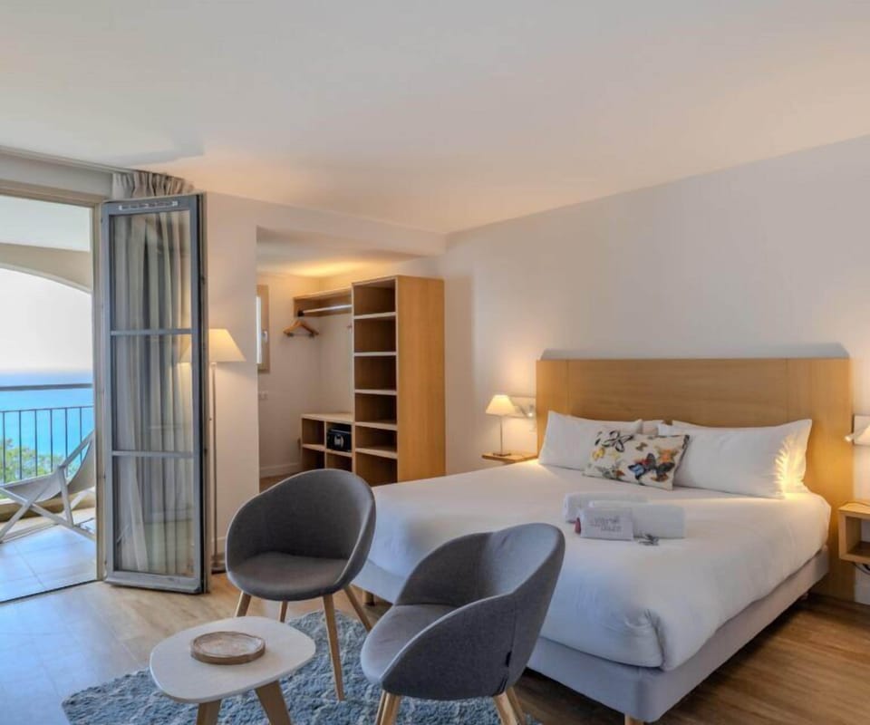 Superior Room, Sea View | Hypo-allergenic bedding, minibar, in-room safe, desk