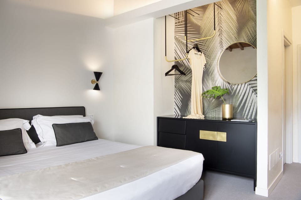 Minibar, in-room safe, desk, free WiFi