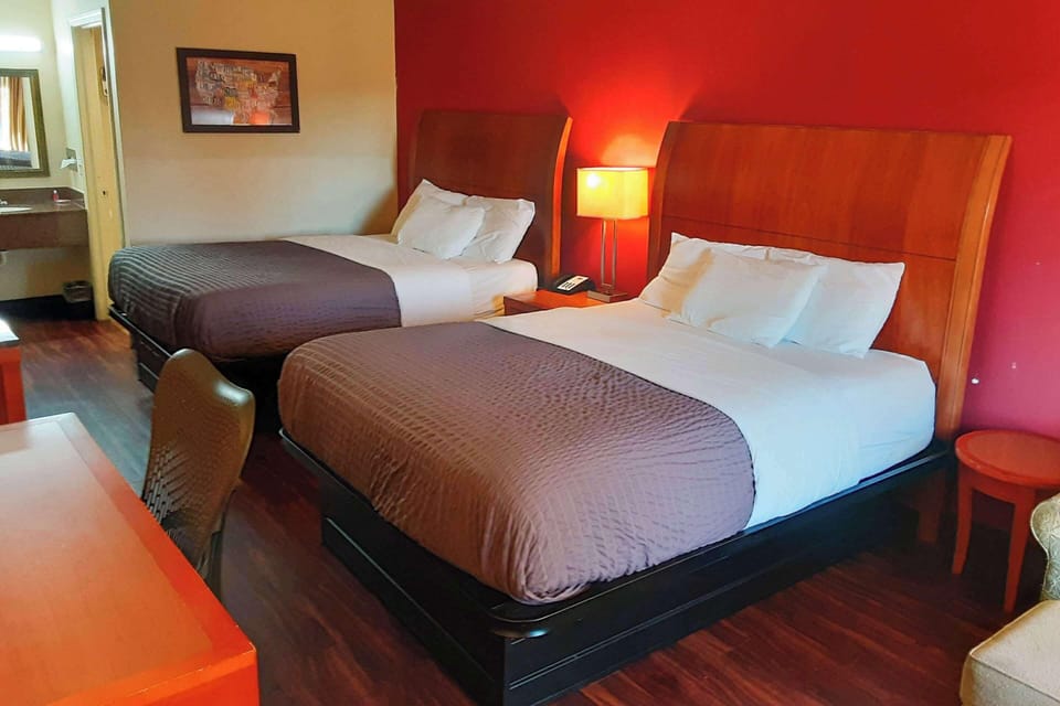 Pillowtop beds, in-room safe, desk, blackout drapes