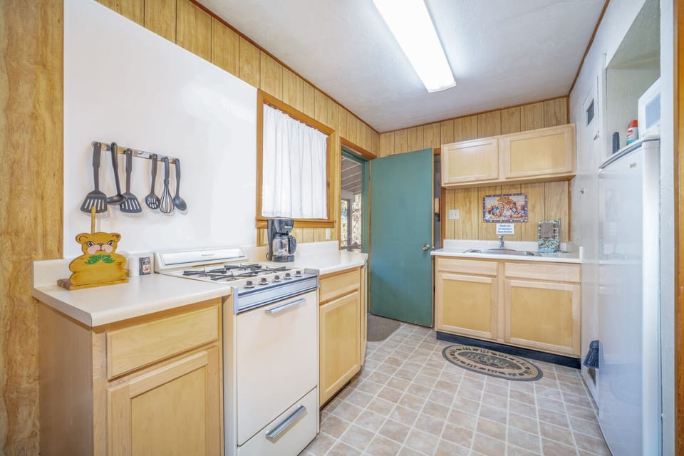 Teddy Bear Cabin | Private kitchen | Coffee/tea maker, paper towels