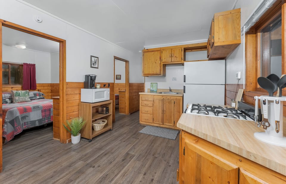 Black Bear Cabin | Private kitchen | Full-size fridge, microwave, oven, stovetop