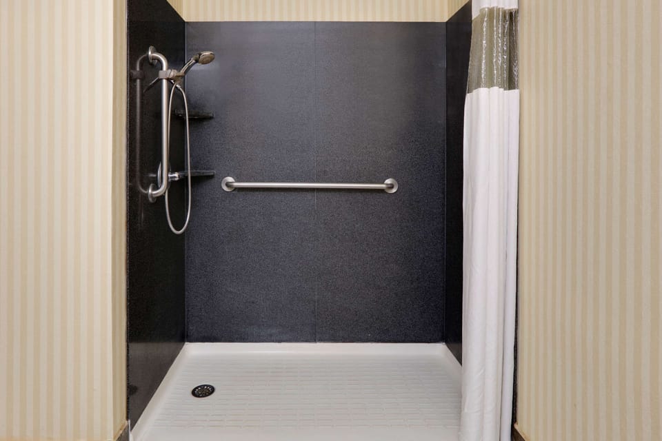 Room, 1 King Bed, Accessible, Non Smoking (Mobility) | Bathroom | Free toiletries, hair dryer, towels