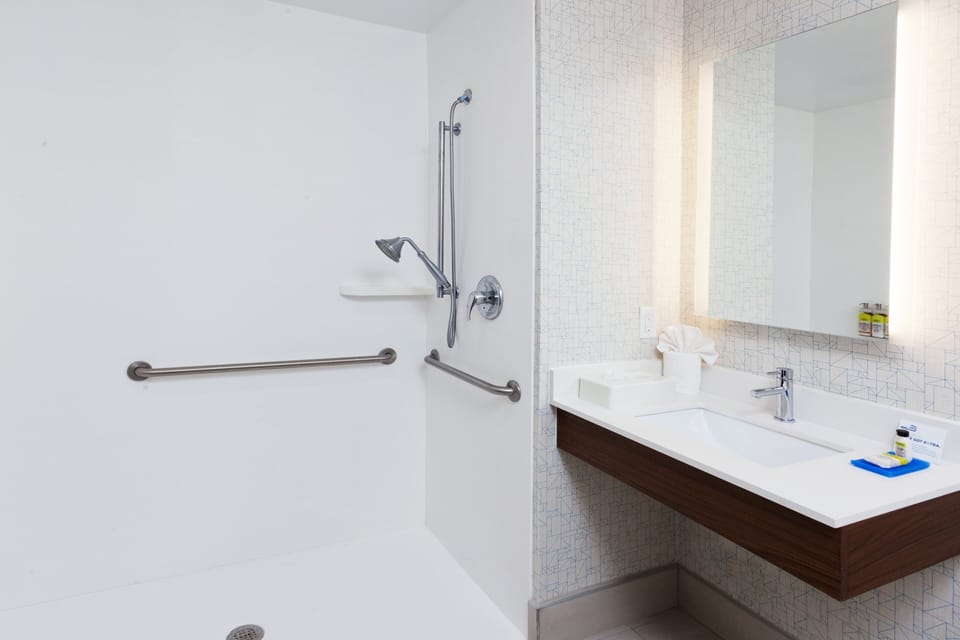 Standard Room, 2 Queen Beds, Accessible (Mobil Roll Shwr) | Bathroom | Free toiletries, hair dryer, towels, soap