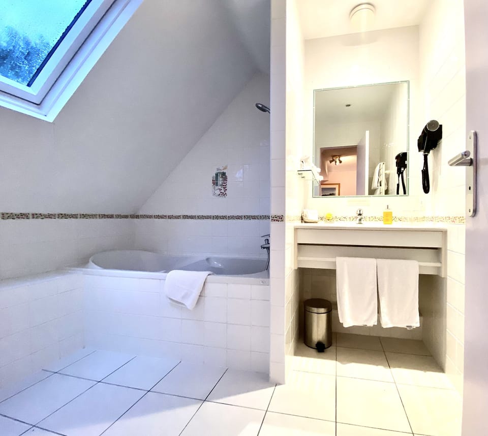 Comfort Double Room | Bathroom | Free toiletries, hair dryer, towels